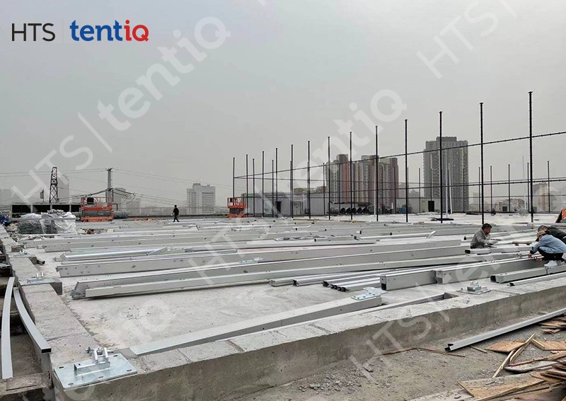 8樓樓頂再建一座裝配式籃球館篷房，充分利用空閑場地避免資源浪費