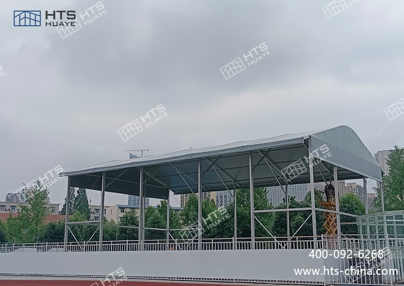 某科技大學又新建一座350平方米的網(wǎng)球館篷房，邊高可達9.6米