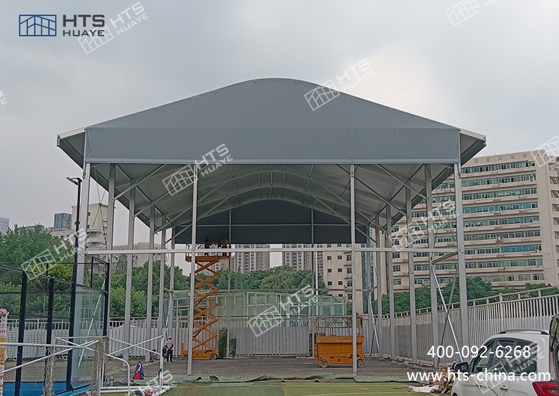 某科技大學又新建一座350平方米的網(wǎng)球館篷房，邊高可達9.6米