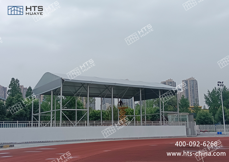 某科技大學又新建一座350平方米的網(wǎng)球館篷房，邊高可達9.6米